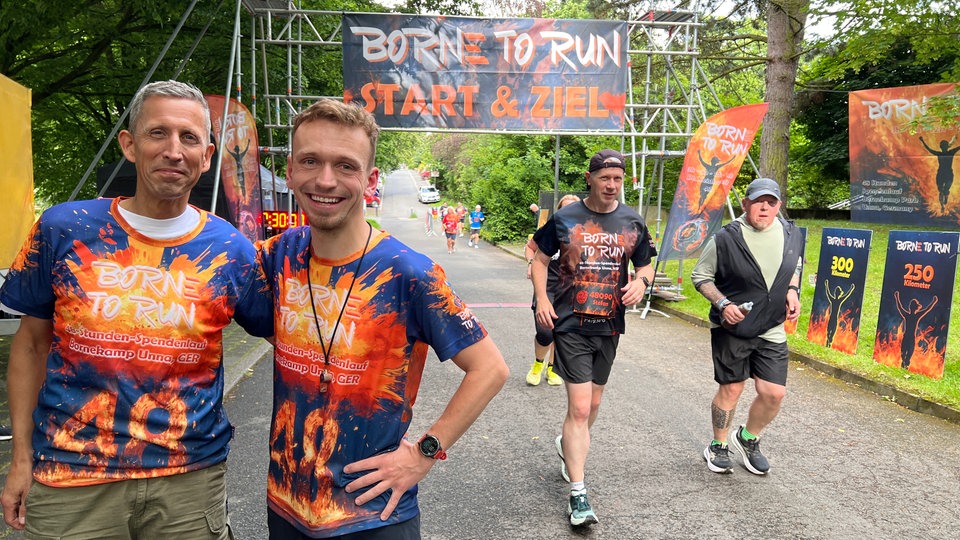 Jan-Philipp Struck und Mario im Start- und Zielbereich von BORNE TO RUN