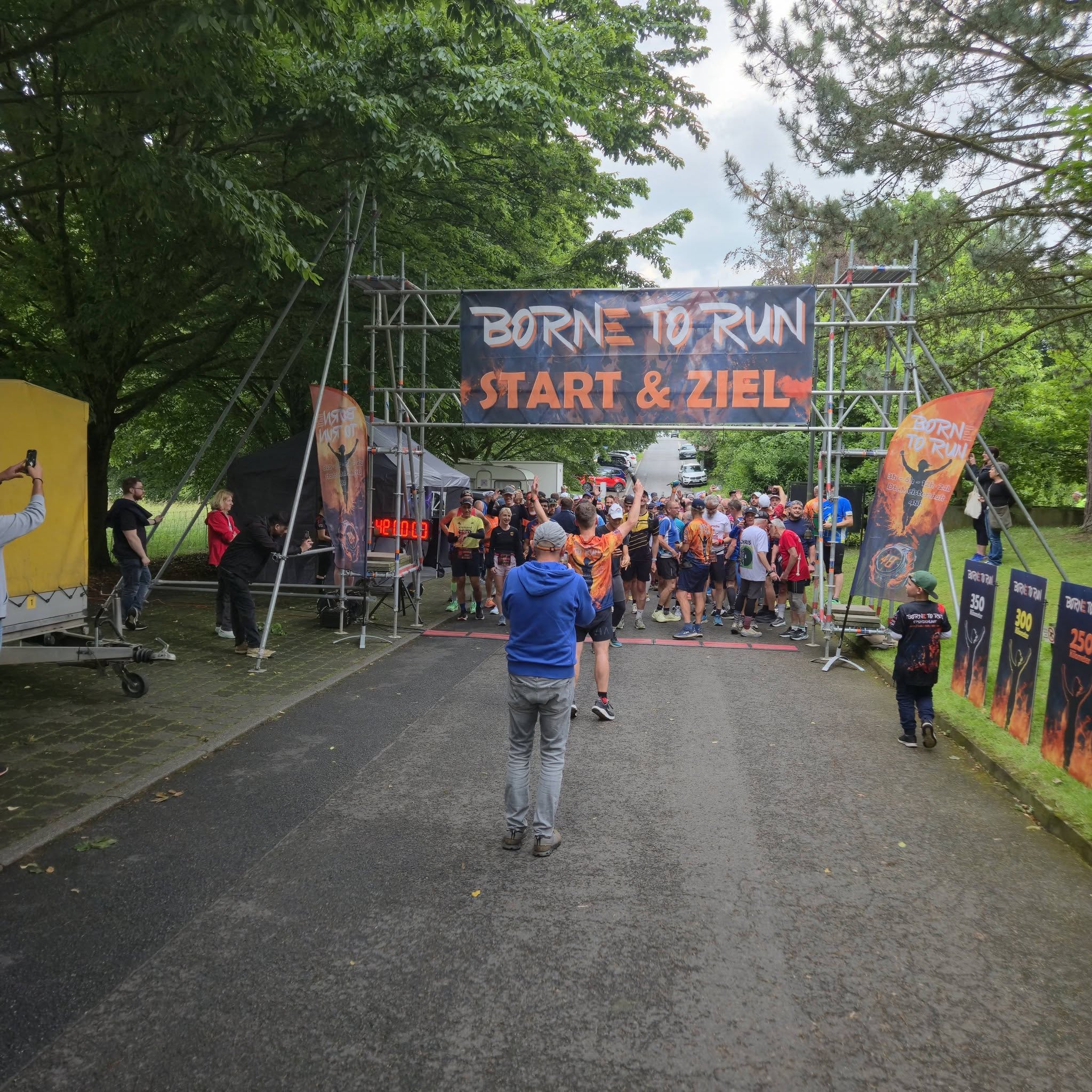 Jan-Philipp Struck bei der Eröffnung von BORNE TO RUN im Start- und Zielbereich